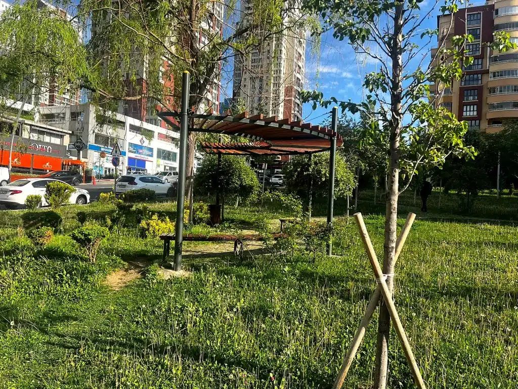 Pergola and benches surrounded by greenery in Serra Parkı in Ankara